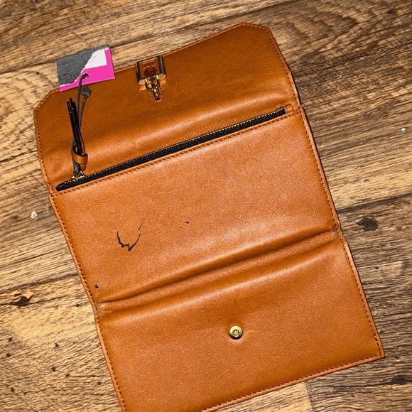 Vince Camuto Elegant Leather Wallet - Picture 5 of 6